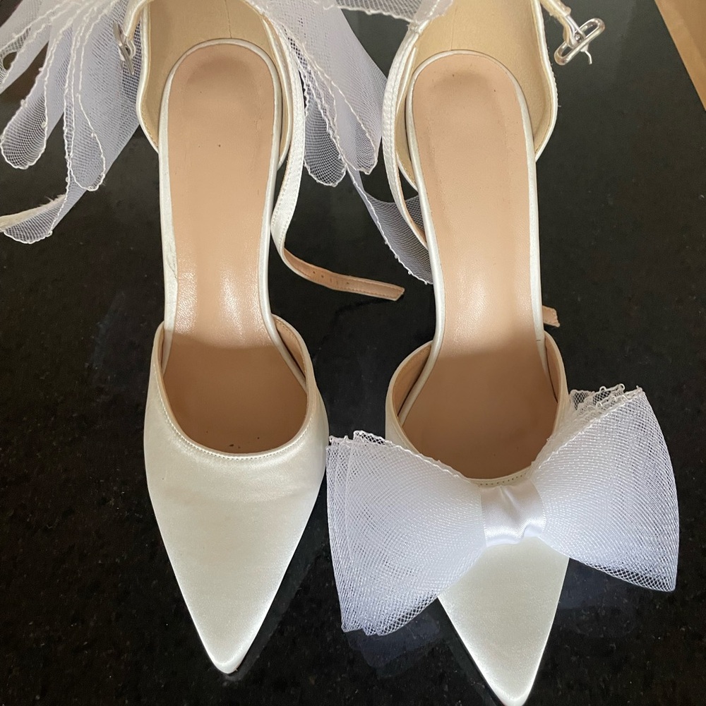 Elegant Cream Women's Shoes with Bow Detail